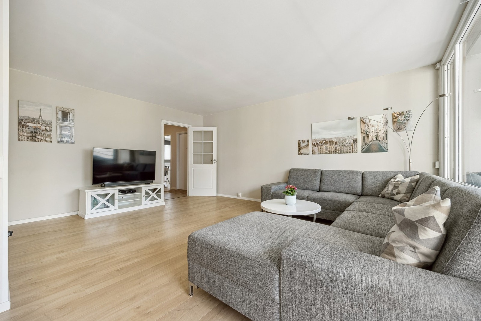 Stuen er malt i myke, duse toner som gir rommet en behagelig og innbydende atmosfære. Galleribilde