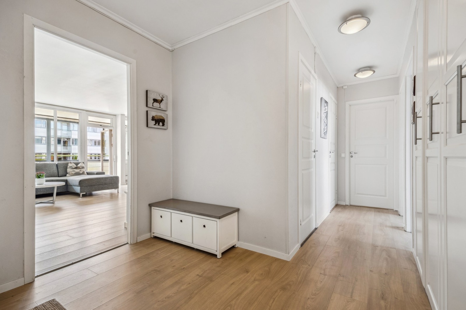 Entréen gir adkomst til stue/kjøkken, tre soverom, bad, separat toalett og vaskerom. Galleribilde