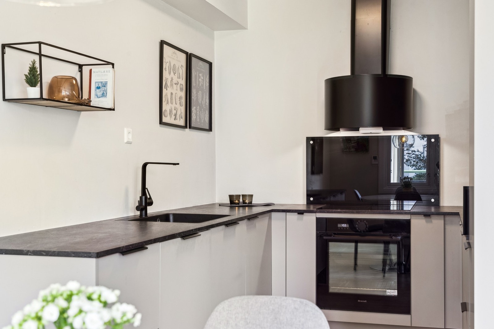 Kjøkkenet er moderne og stilrent, med gjennomførte detaljer som gir et helhetlig og elegant uttrykk. Galleribilde