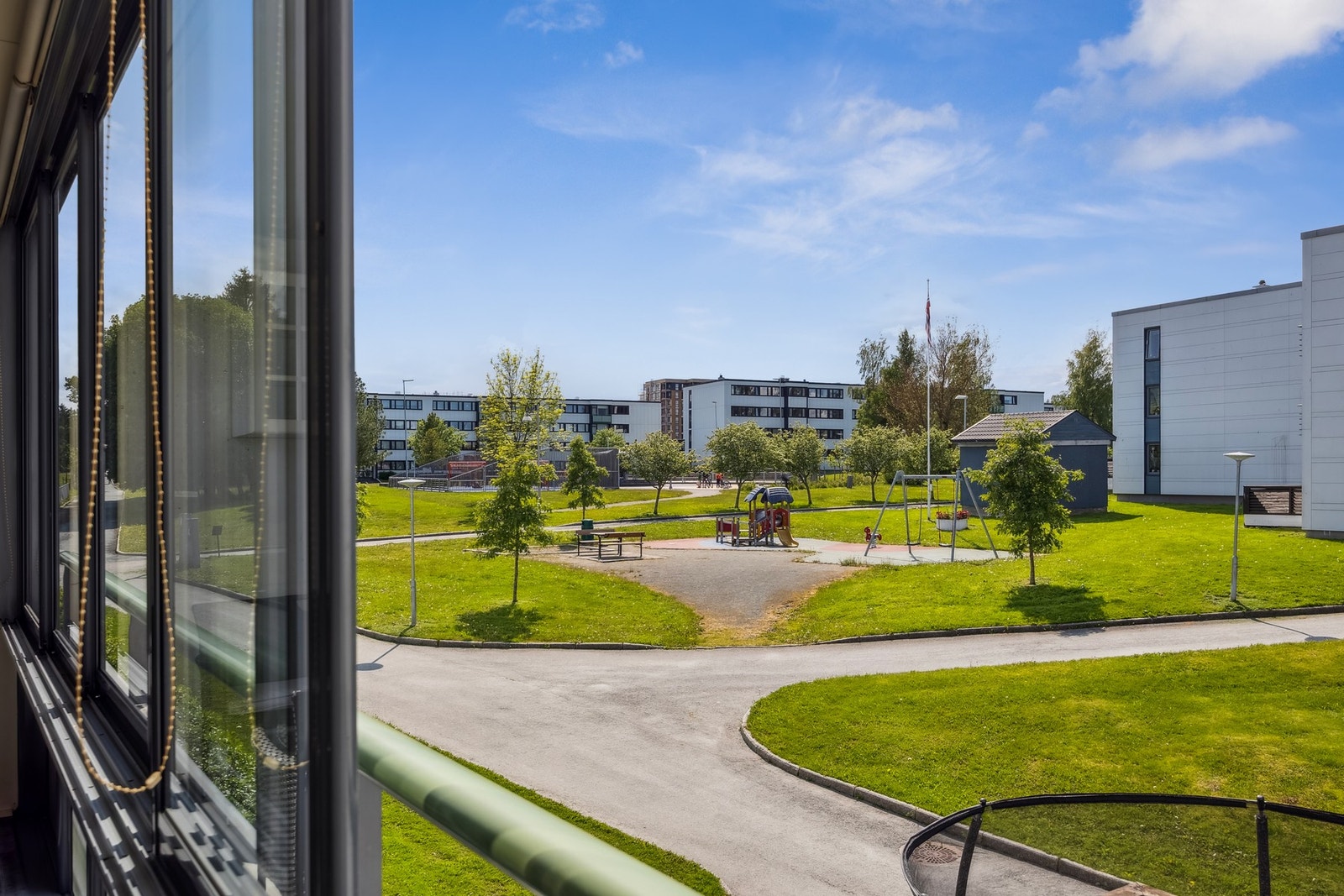 Boligen har en attraktiv beliggenhet i den øvre delen av Kolstad - et populært og familievennlig område. Galleribilde