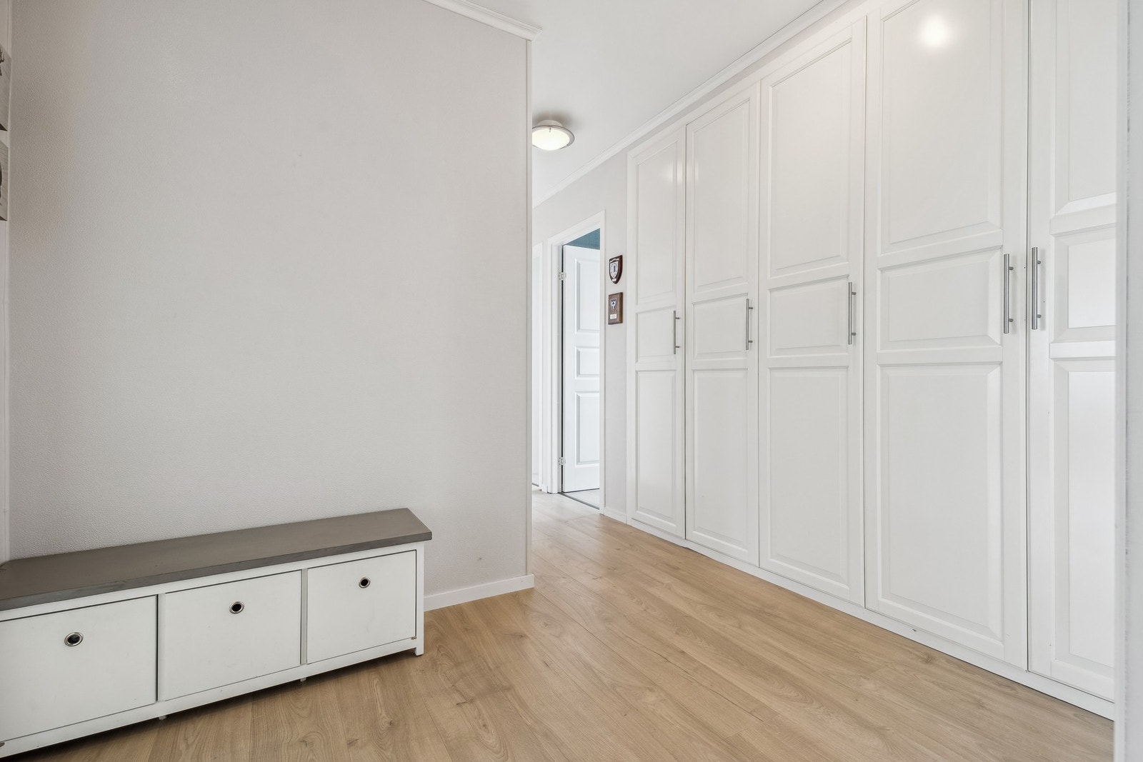 Ved inngangspartiet møter man en romslig entré med en funksjonell og integrert garderobeløsning. Galleribilde