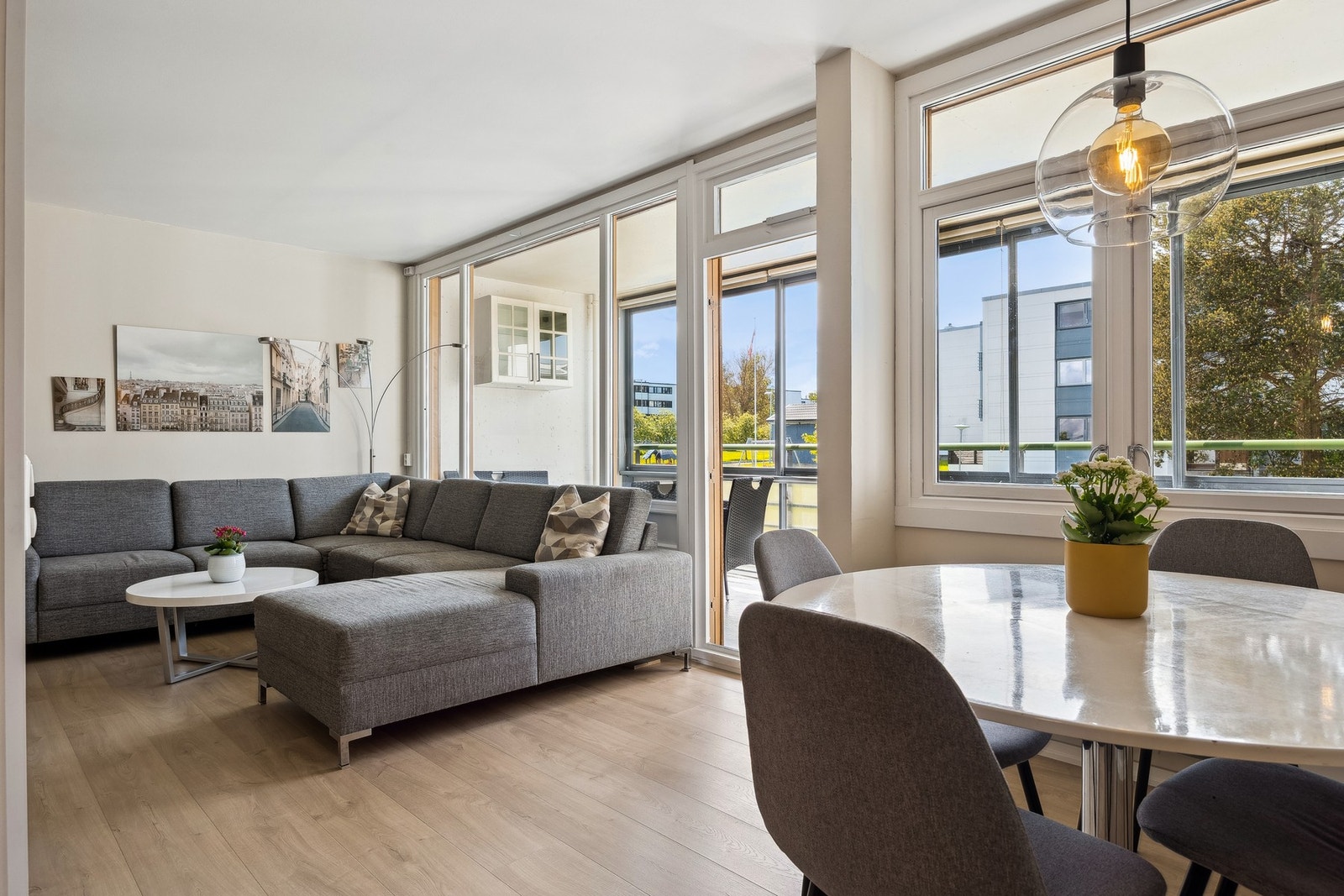 Leiligheten har to balkonger, fra stue er det utgang til innglasset balkong. Galleribilde