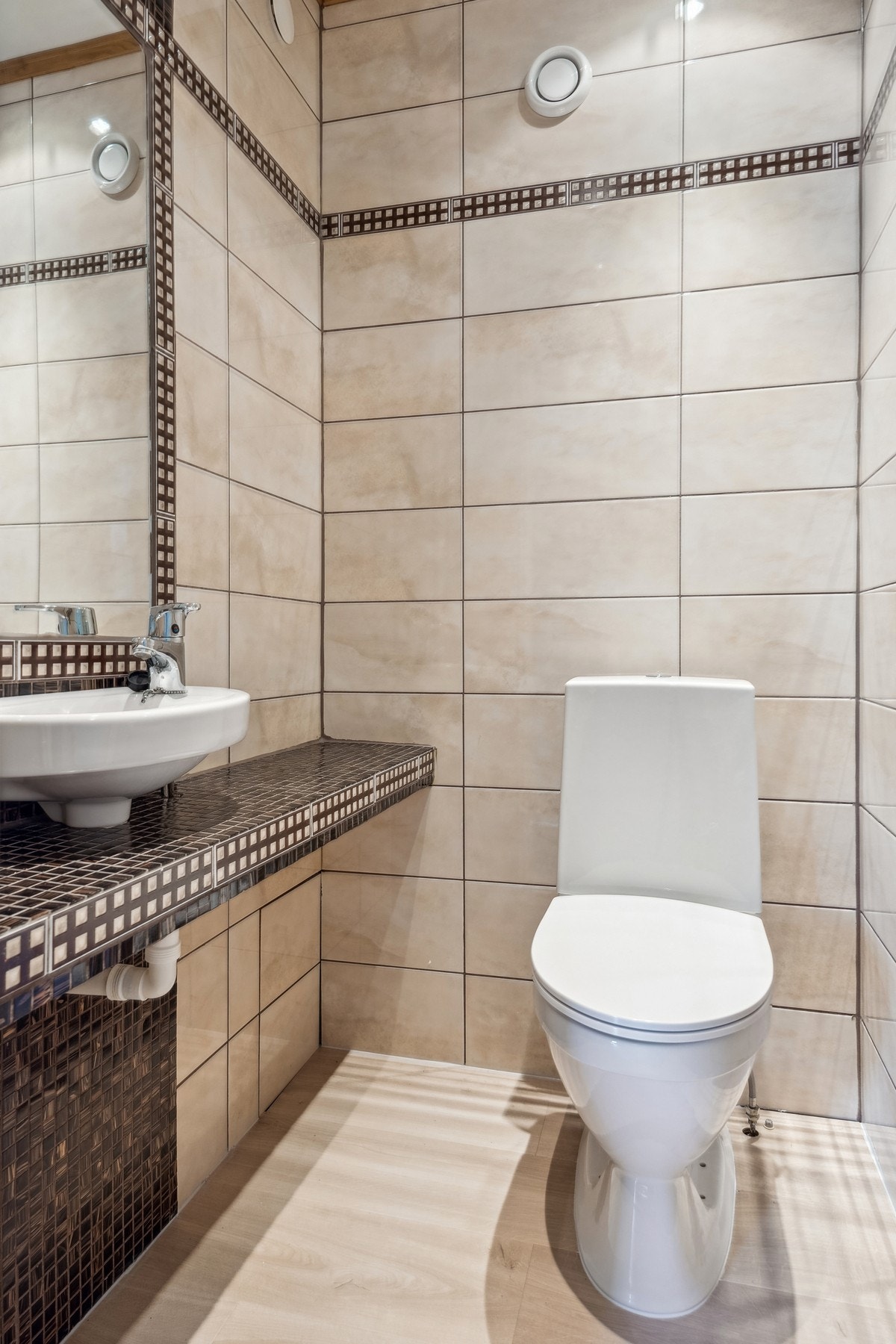 Leiligheten er utstyrt med et praktisk separat toalett. Galleribilde