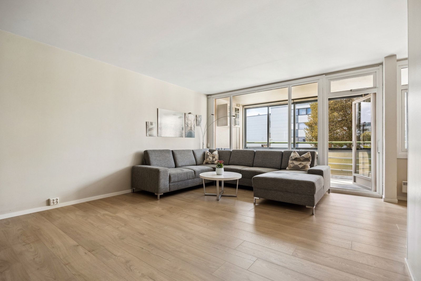 Leiligheten har store vindusflater som slipper inn rikelig med lys. Galleribilde