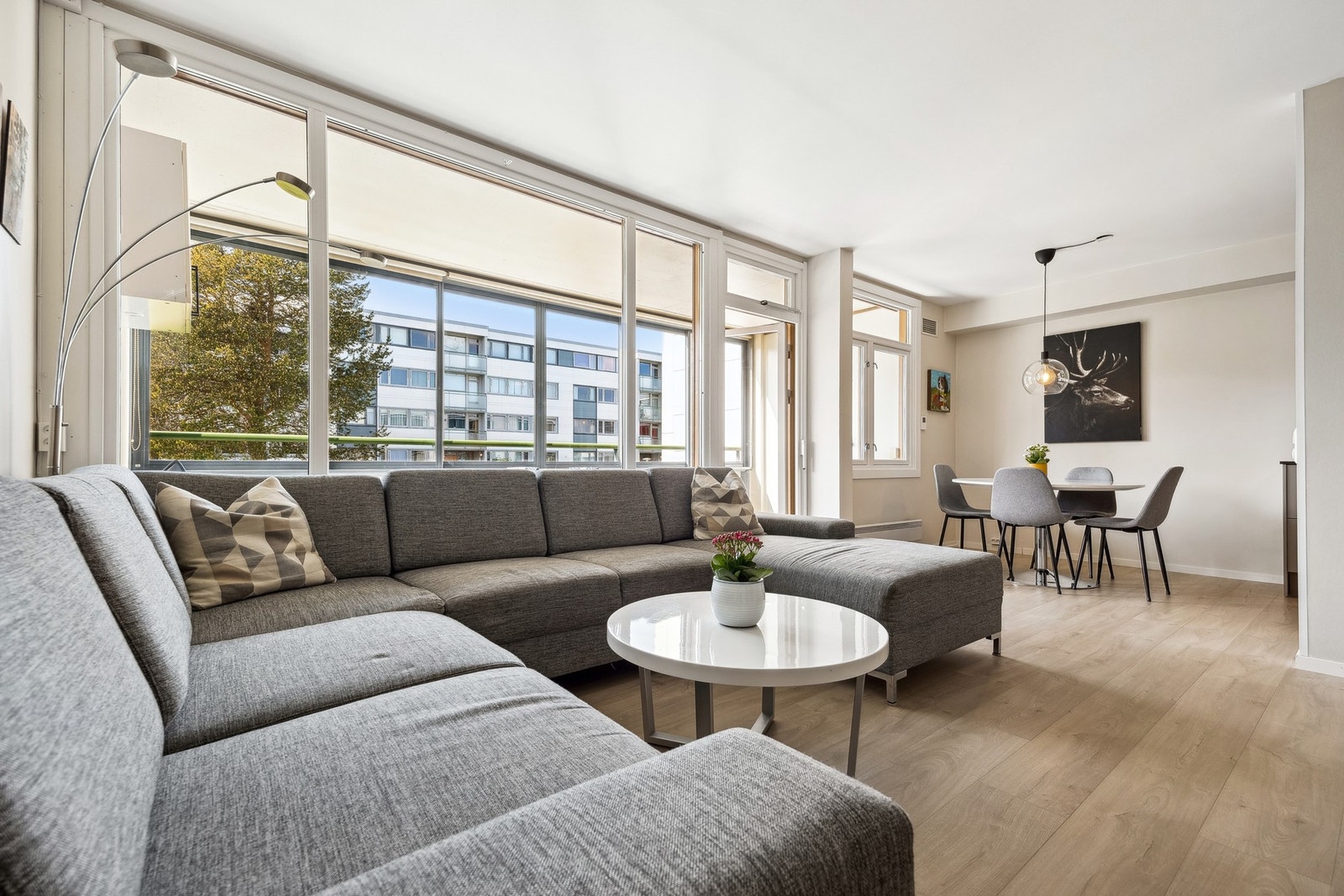 Her får du en romslig, innbydende og funksjonell 4-roms leilighet i et veldrevet borettslag på Kolstad. Galleribilde