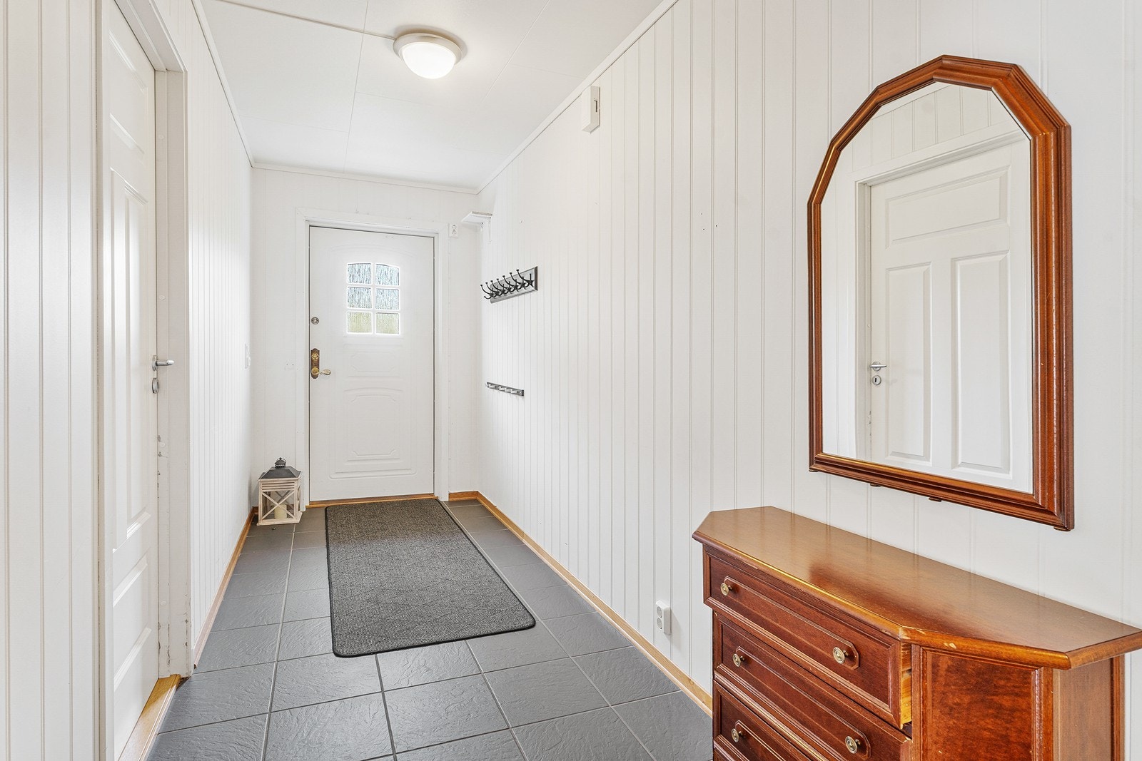 Leiligheten har en stor og romslig gang/entré med varmekabler i gulvet. Galleribilde