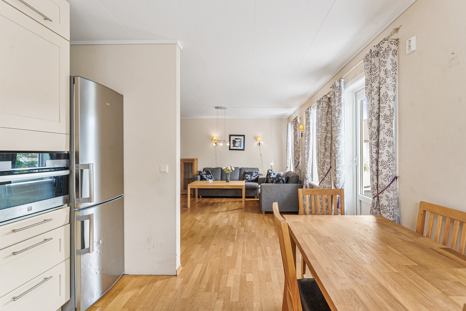 Åpen stue, kjøkkenløsning. Galleribilde