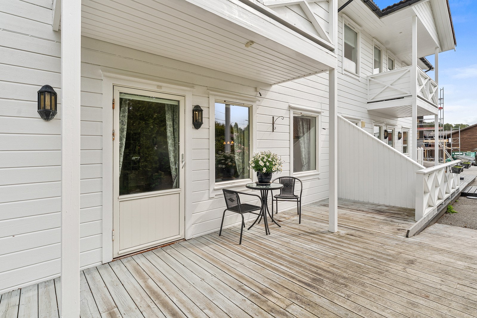 Kjekk terrasse som går rundt deler av boligen. Galleribilde