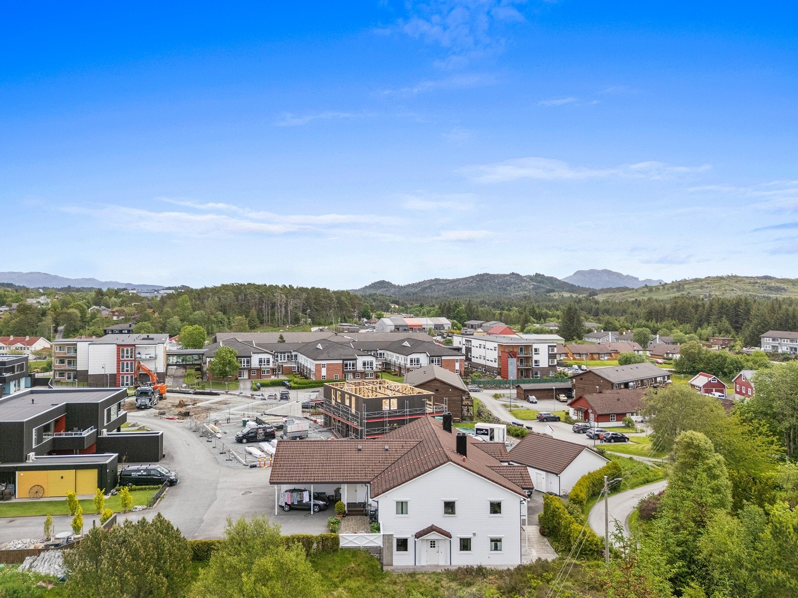 Eiendommen har en svært sentral og attraktiv beliggenhet i et veletablert og rolig nabolag på Svortland. Galleribilde
