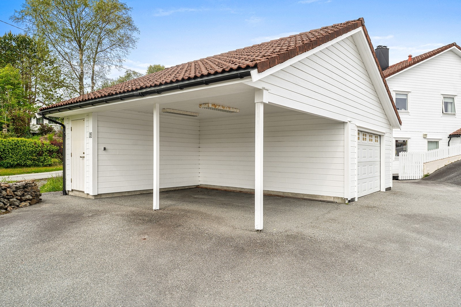 Det medfølger carport med sportsbod og ekstra parkering. Galleribilde