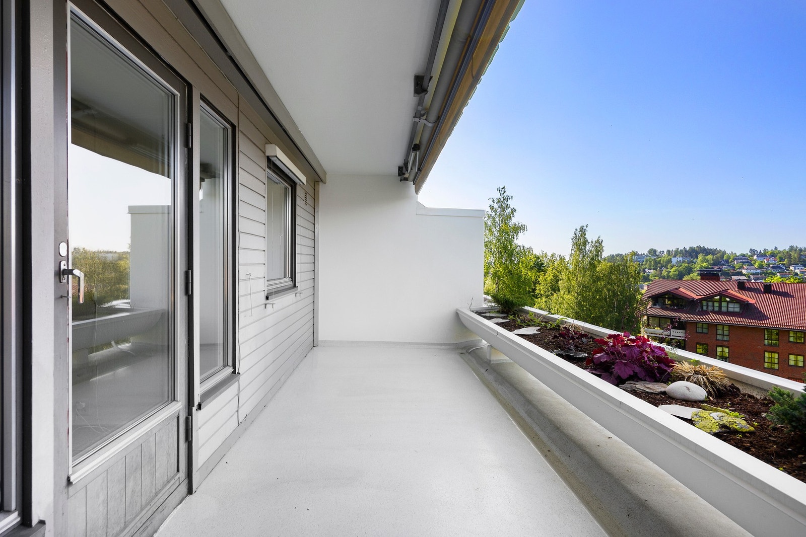 Fra stuen er det naturlig adkomst til leilighetens solrike sørvestvendte veranda. Galleribilde