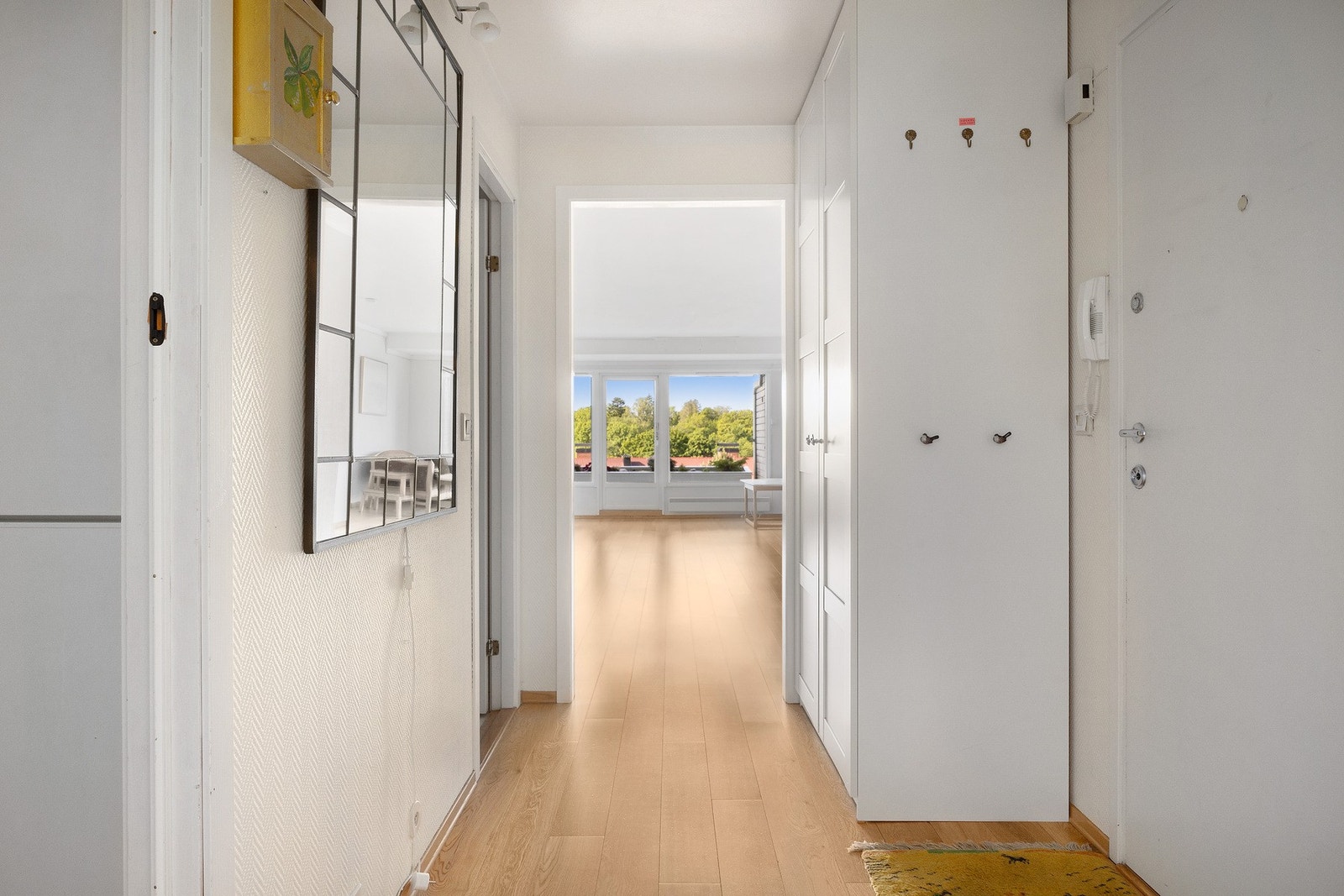 Entre med god plass til oppbevaring av sko og yttertøy Galleribilde