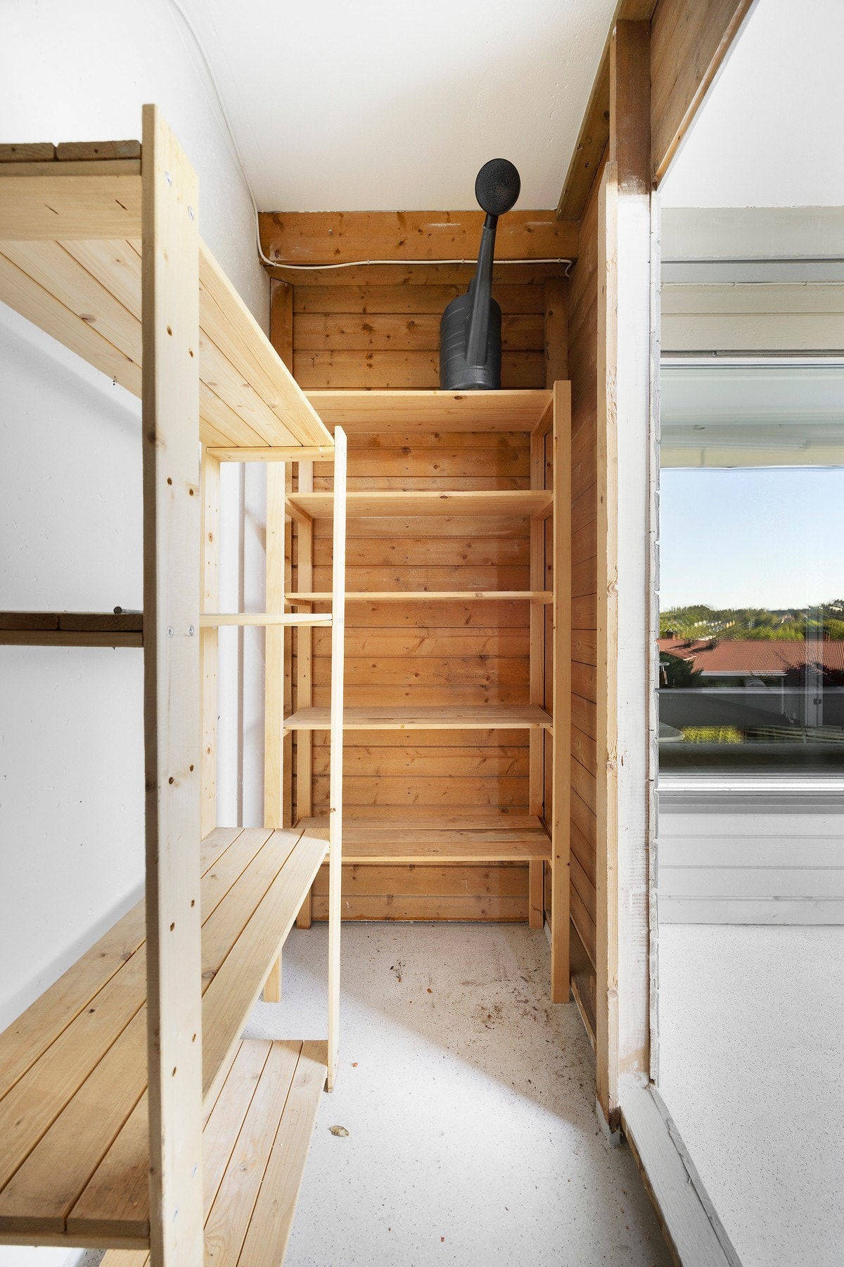 I tilknyttning med veranda er det en bod som byr på gode oppbevaringsmuligheter Galleribilde