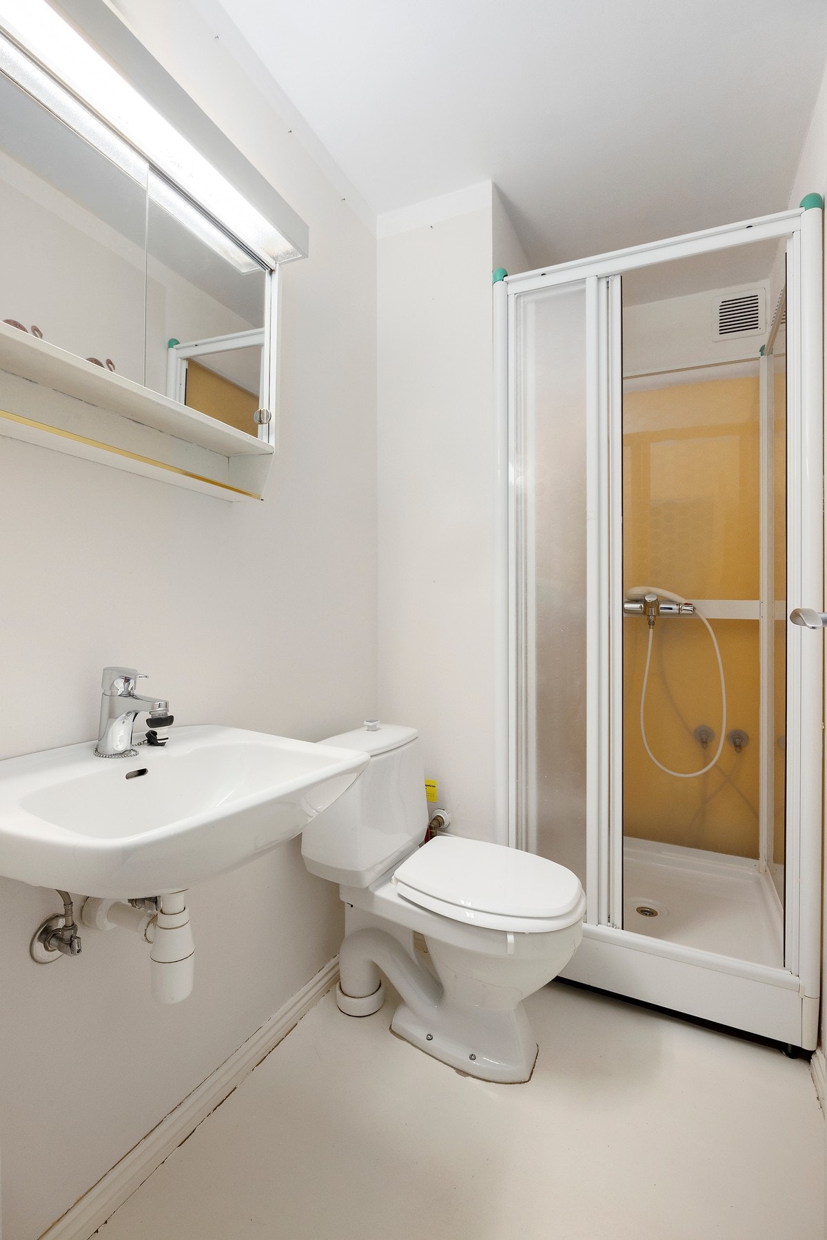 Leilighetens 2. bad - Med adkomst fra entre Galleribilde