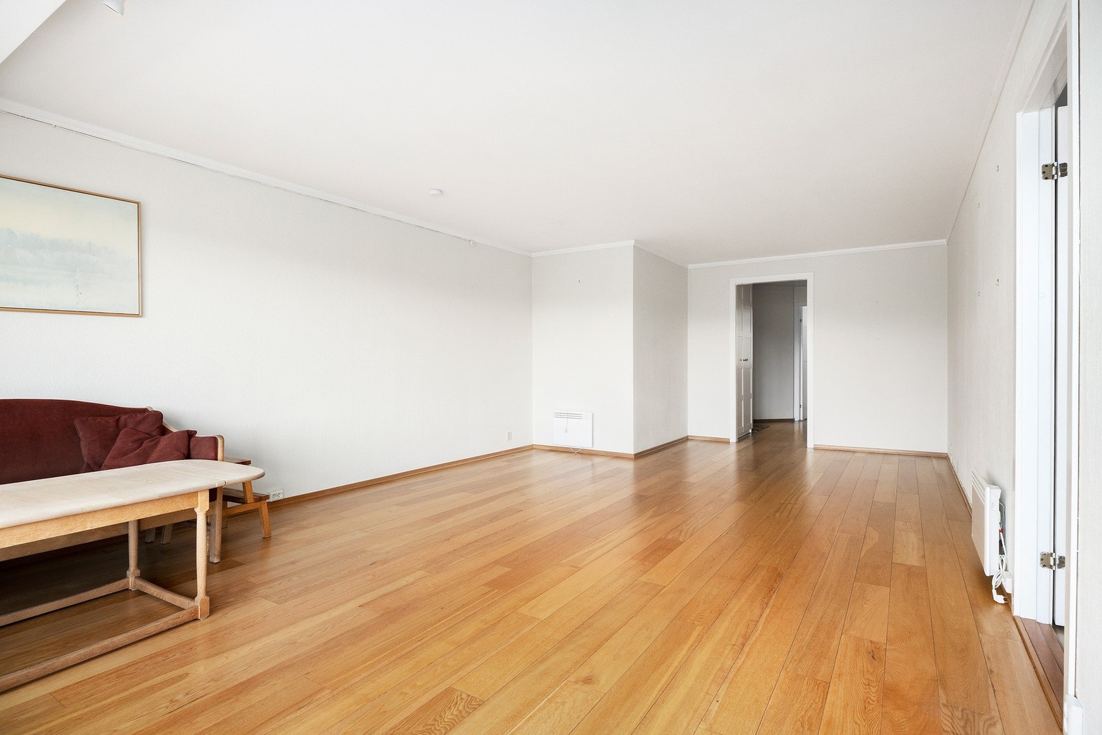 Leiligheten har en lys og romslig stue med god plass til sofa, TV og ønsket dekor Galleribilde