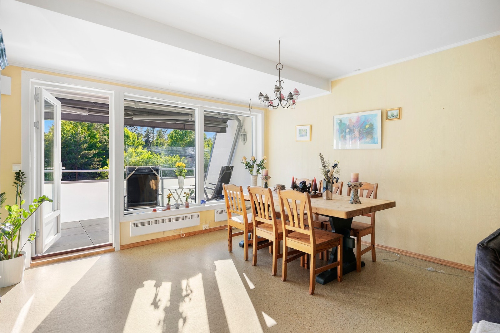 Store vindusflater slipper inn rikelig med dagslys og skaper en trivelig atmosfære. Galleribilde