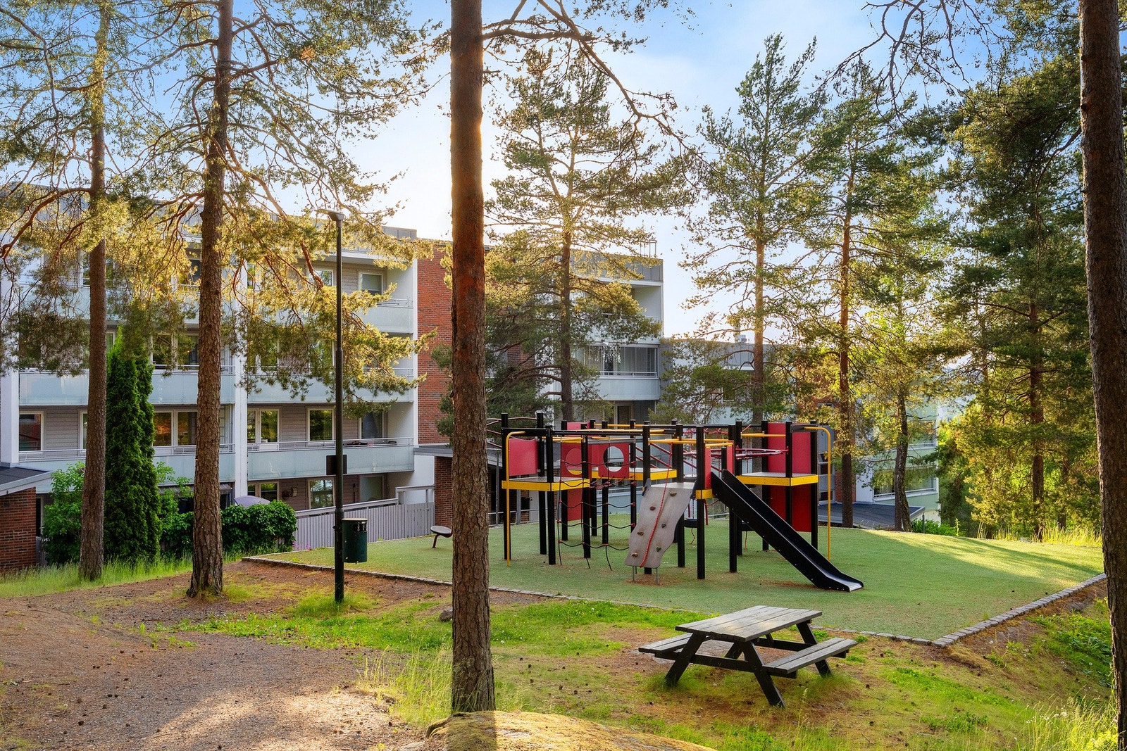 En innbydende lekeplass hvor barna kan utforske og ha det gøy. Galleribilde