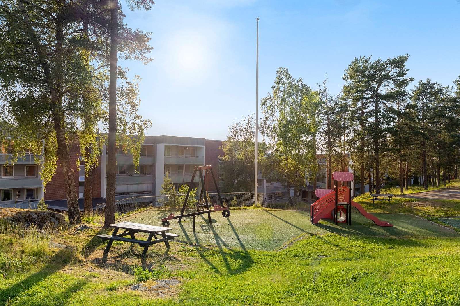 Lekeplass med fine grøntområder og et populært samlingssted for barna i nabolaget. Galleribilde