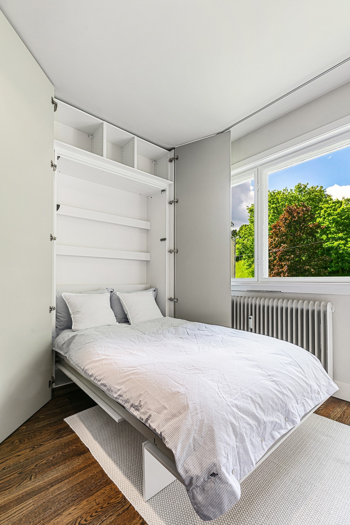 For optimalisert plassutnyttelse er det plassbygget skap med nedfellbar seng Galleribilde