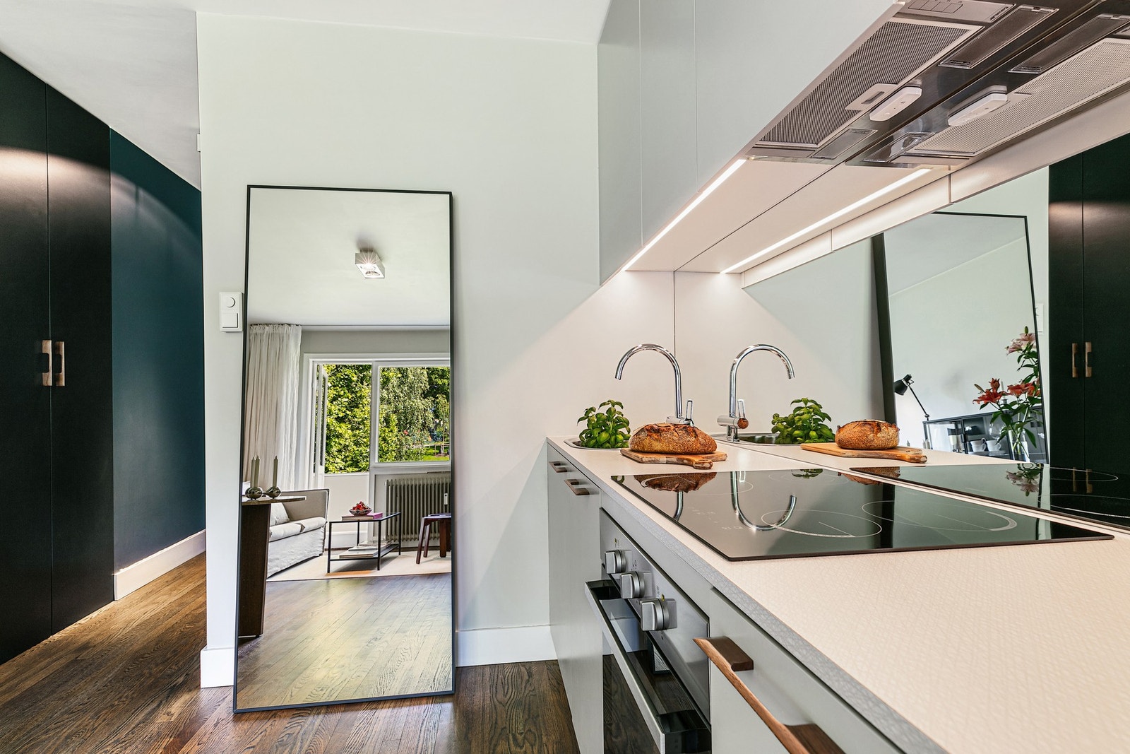 Bruk av farger er nøye planlagt for å skape den rette atmosfæren Galleribilde