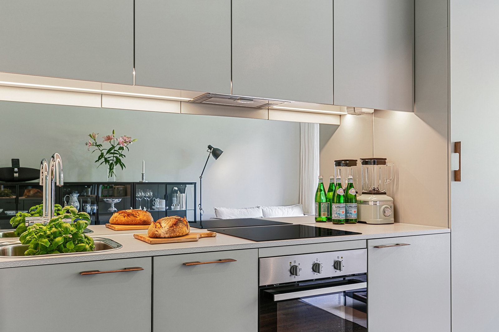 Speil over benkeplate på kjøkken skaper dybde og bedre plassfølelse Galleribilde