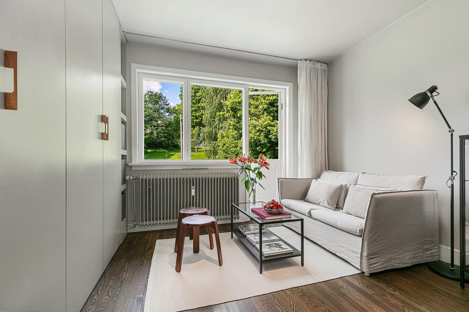 Leiligheten oppleves luftig med god takhøyde og store lysflater Galleribilde