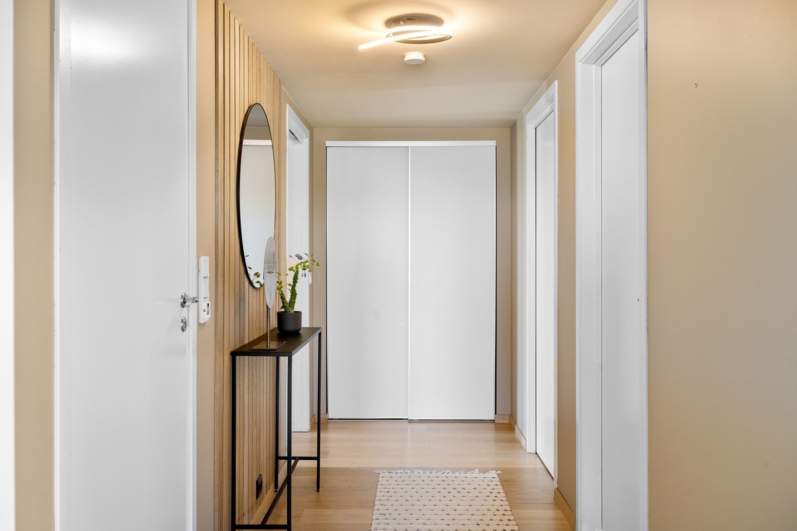 Også videre i gangen er det en god skyvedørsgarderobe Galleribilde