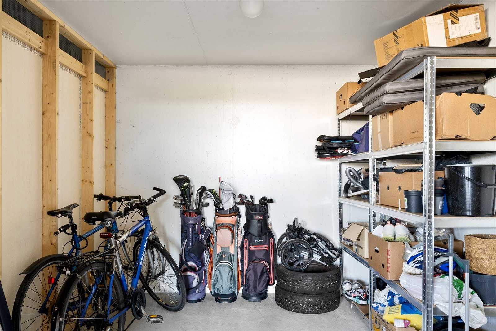 Boden er ca. 9 m² og har god oppbevaringsplass Galleribilde