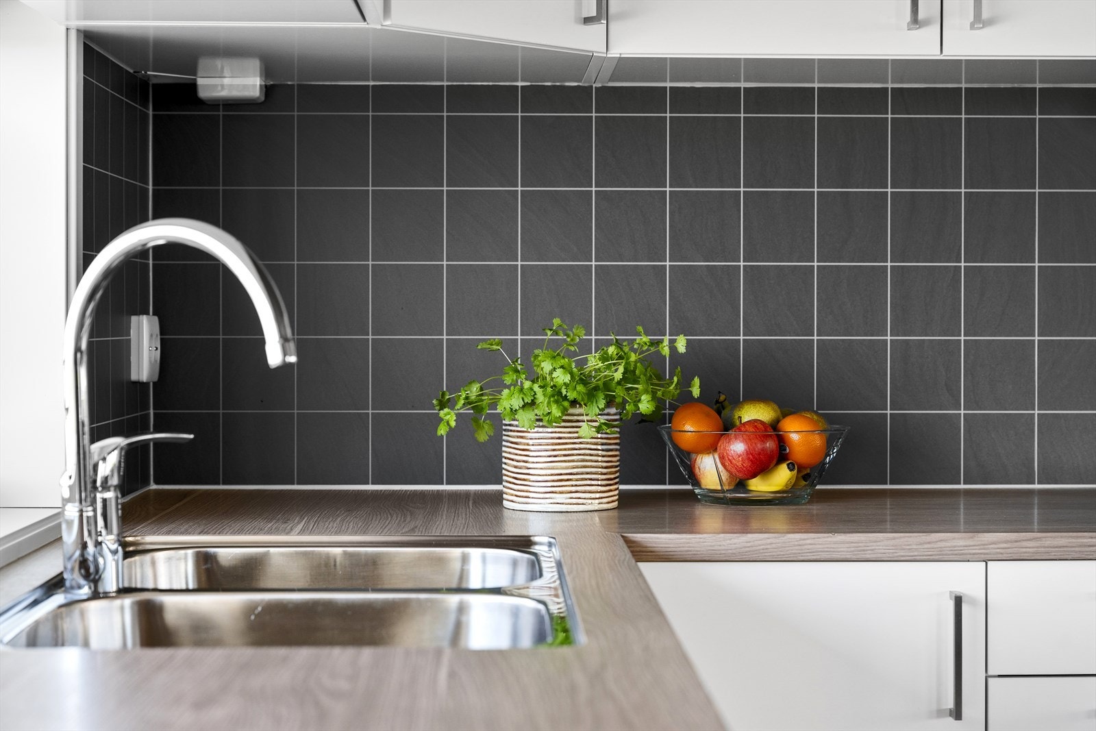 Integrerte hvitevarer og laminat benkeplate med våtromsplate som backsplash Galleribilde