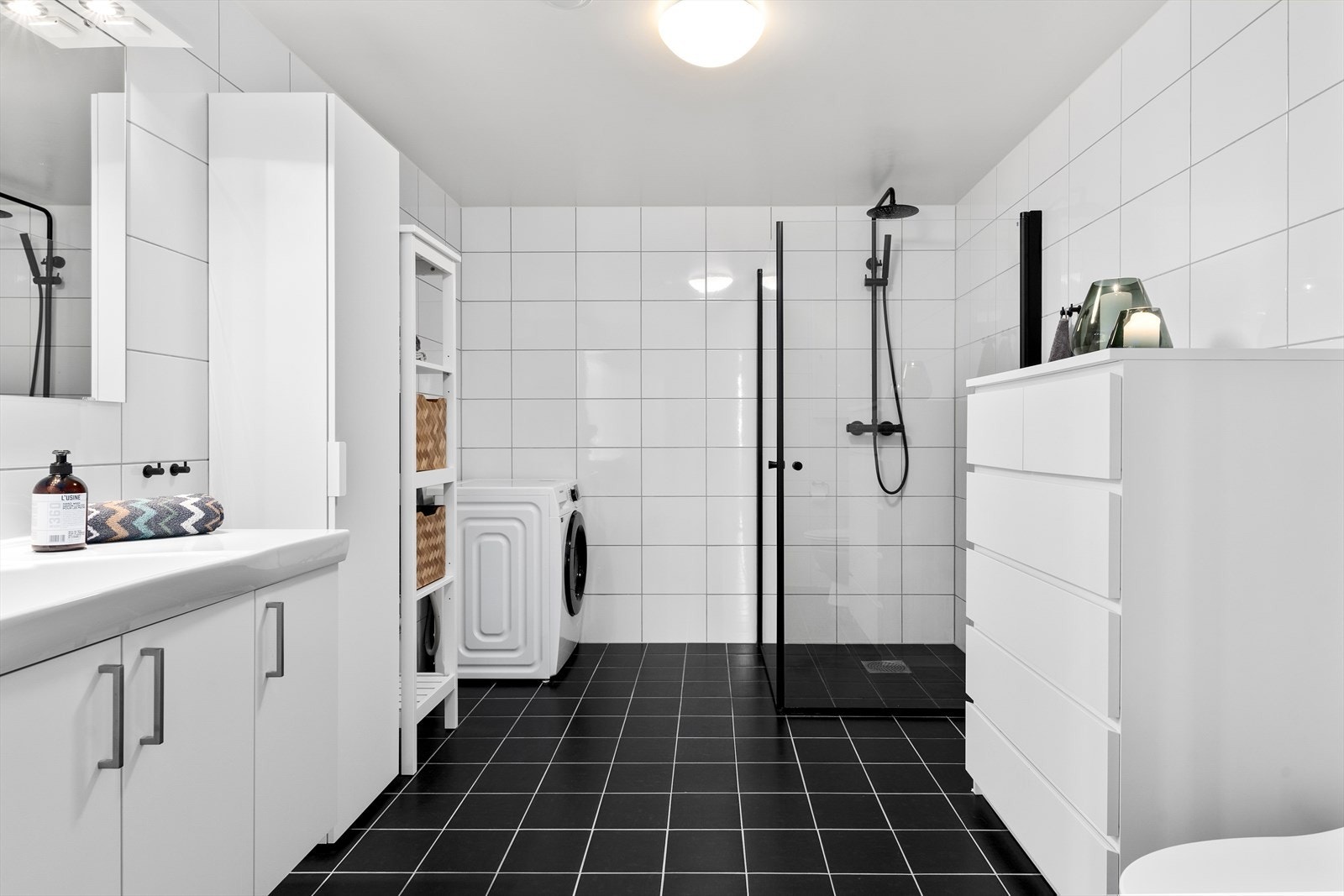 Helfliset, romslig bad med med god plass til oppbevaring, samt opplegg til vaskemaskin Galleribilde