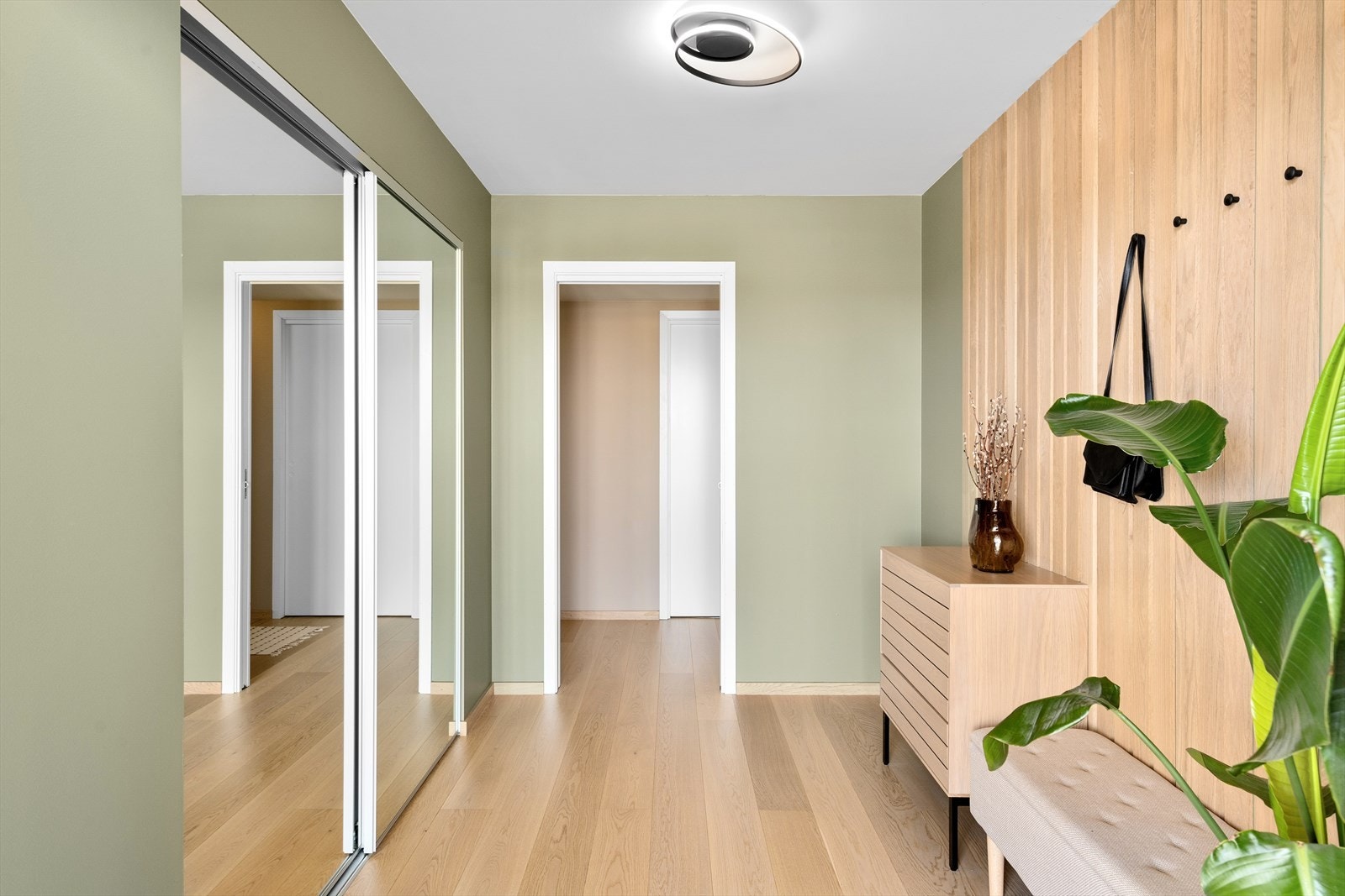 Stor skyvedørsgarderobe sørger for god oppbevaringsplass til yttertøy og sko Galleribilde