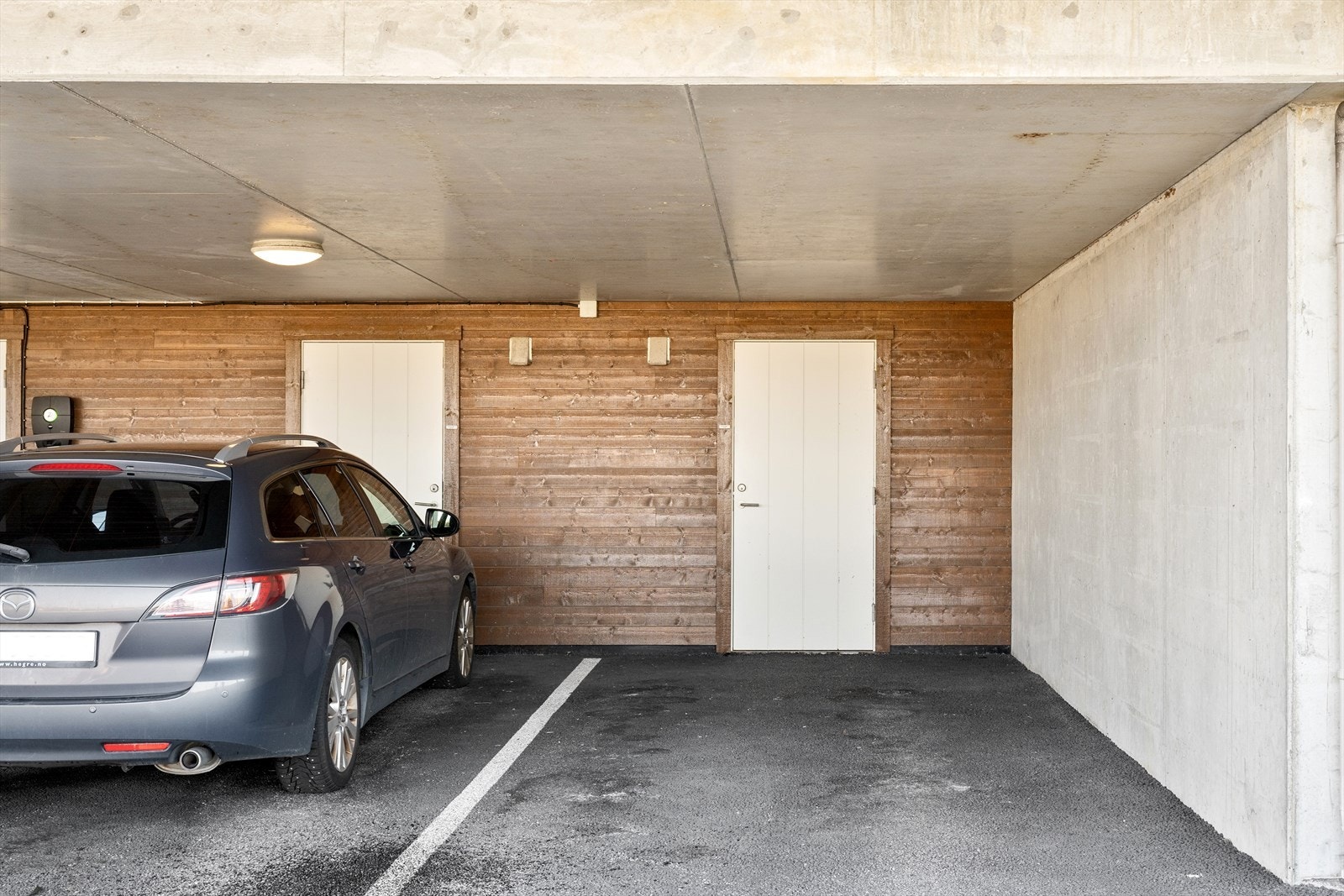 Parkering i underetasjen med tilknyttet bod Galleribilde