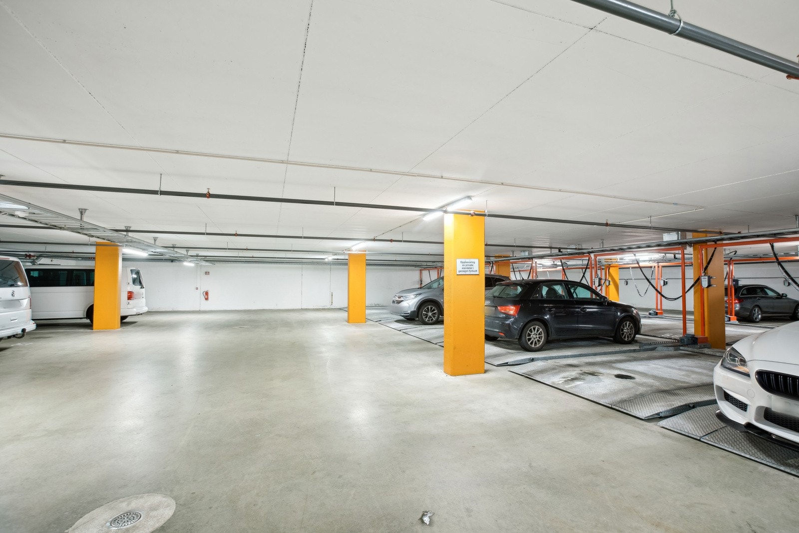 Det medfølger garasjeplass til leiligheten. Det går heis fra kjeller og opp til leiligheten. Galleribilde