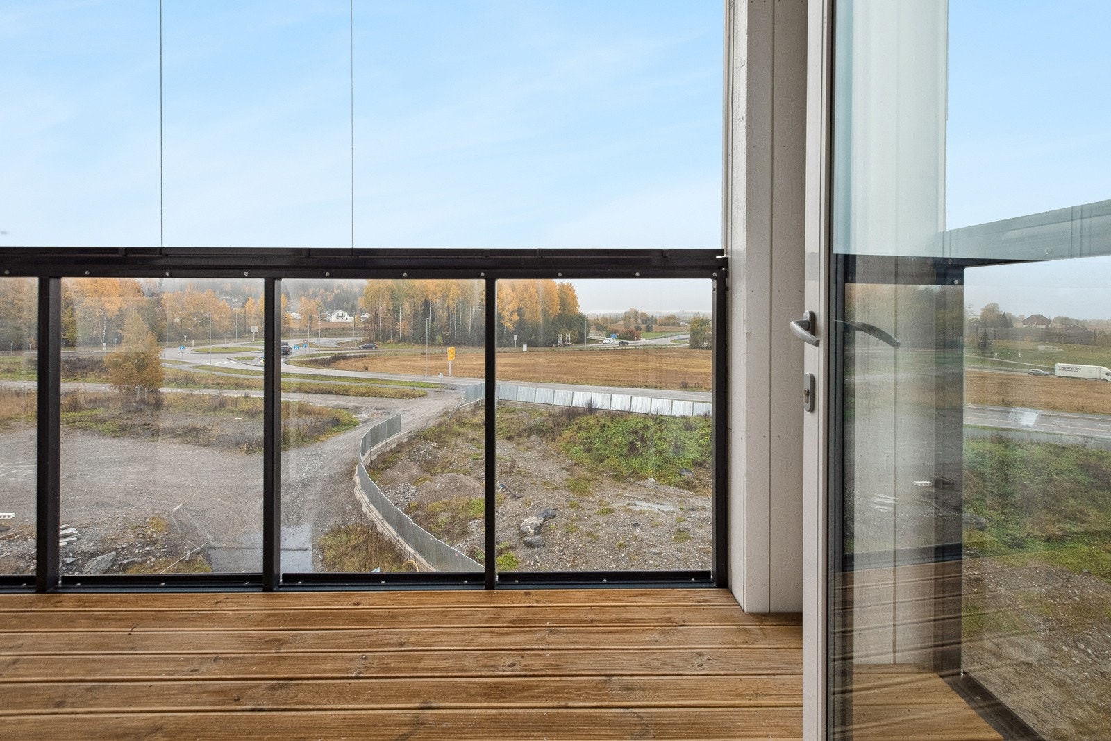 Balkongen er vendt mot sydvest og har gode solforhold. Galleribilde