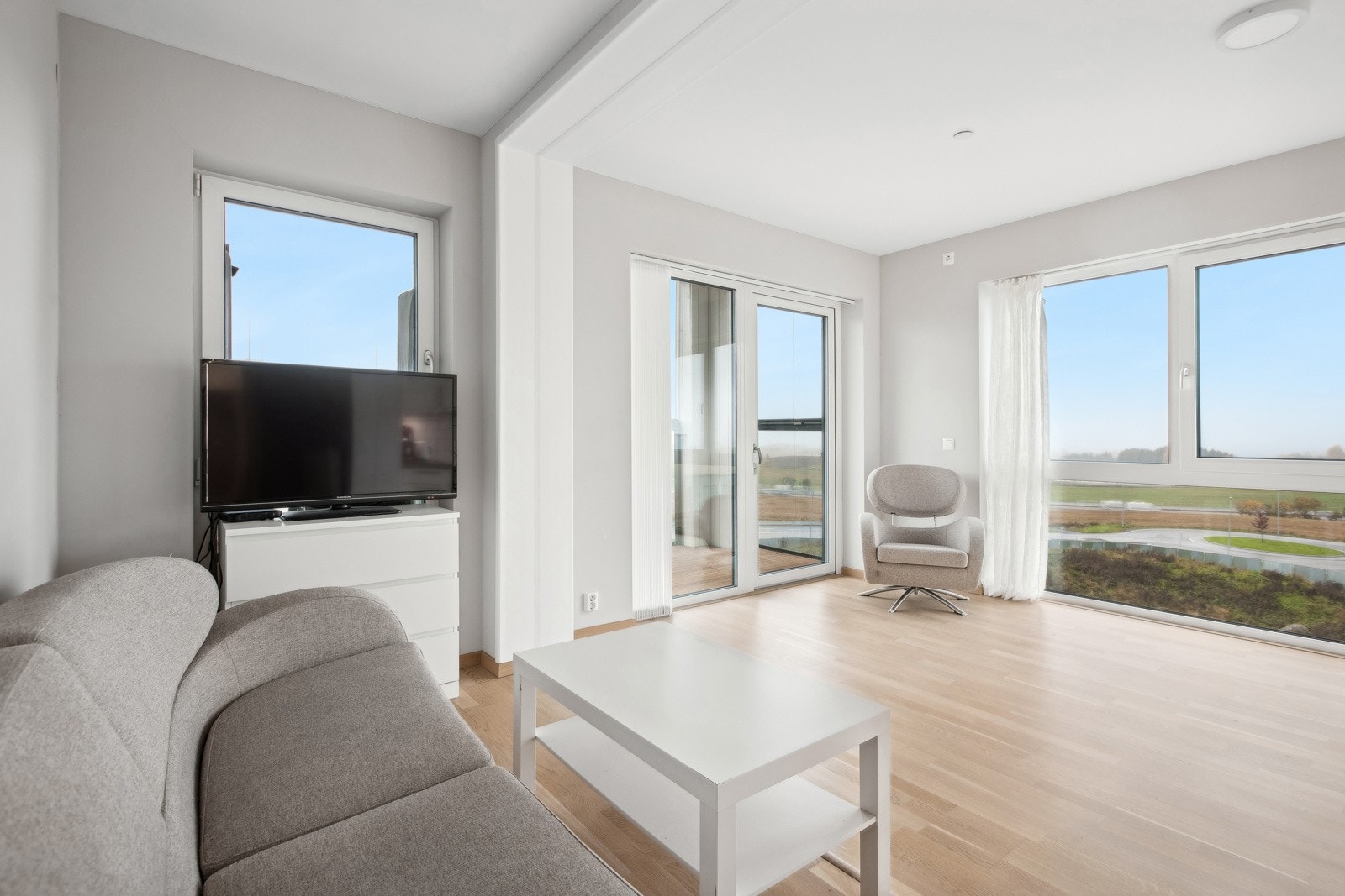 Stuen byr på flere store vindusflater som gir rikelig med lysmengde inn i rommet, samtidig som man kan nyte utsikten fra 6. etasje. Galleribilde