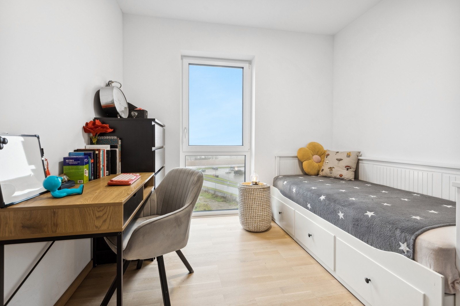 Soverommet byr på plass til både seng og kontorplass. Galleribilde