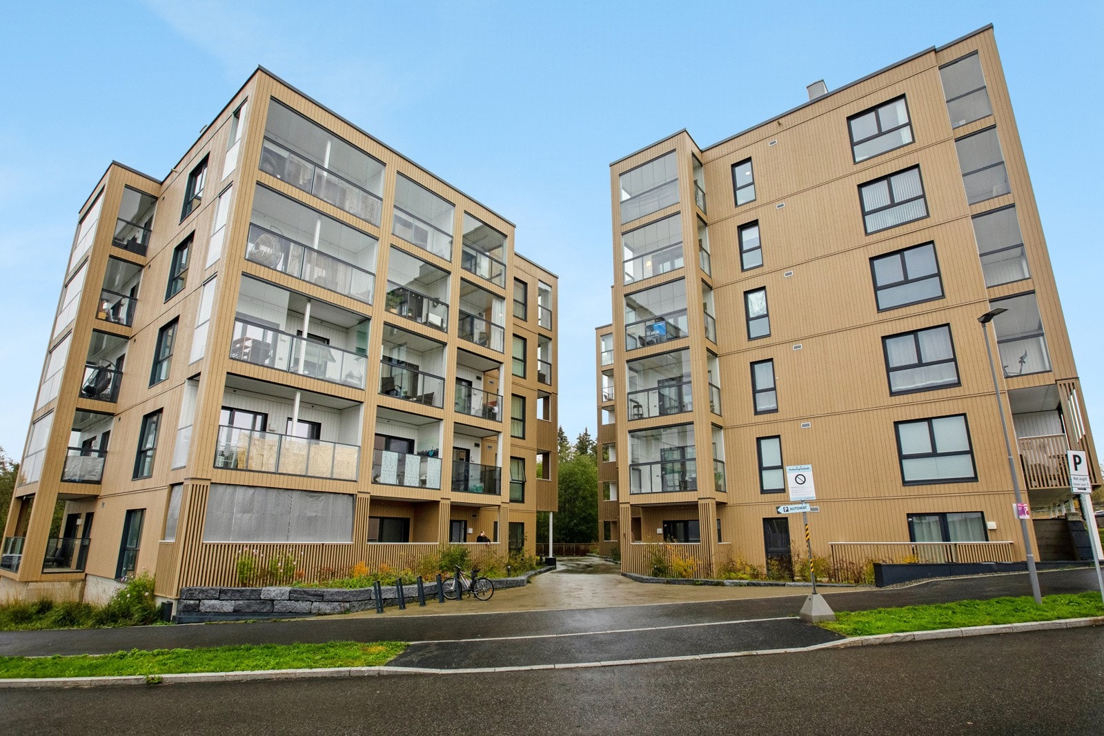 Leiligheten ligger i 6. etajse i en boligblokk fra 2021. Galleribilde