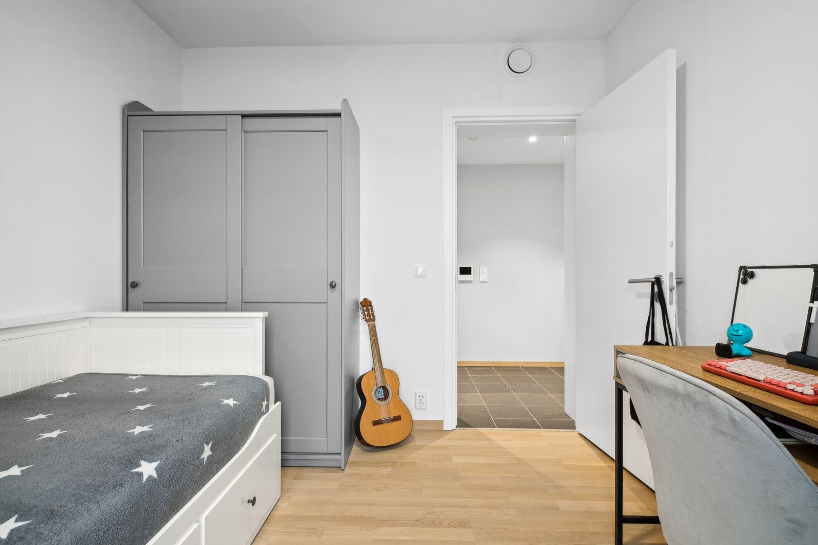 I tillegg finnes det bra med plass til garderobeskap. Galleribilde