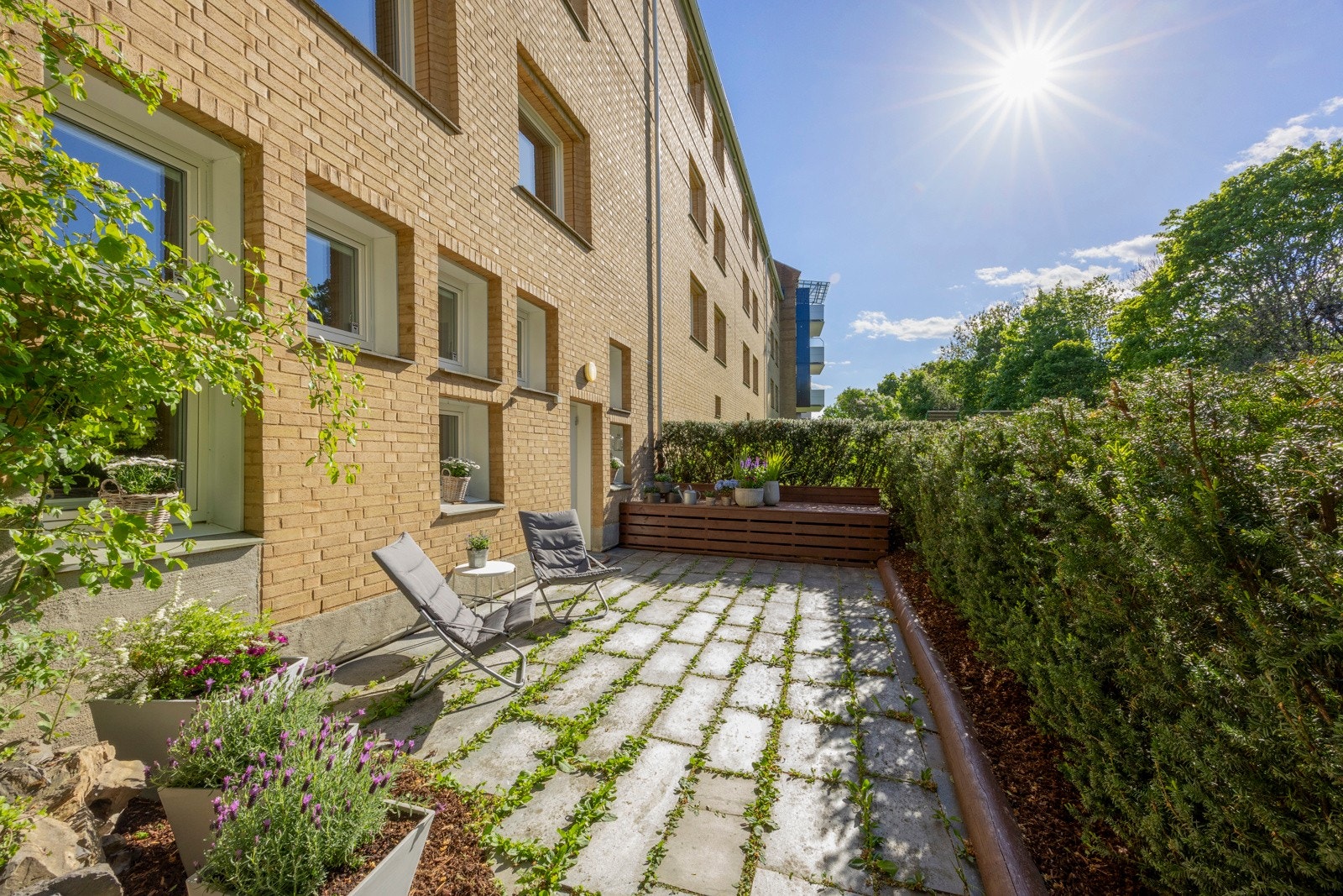 Herlig terrasse med pen beplantning. Galleribilde