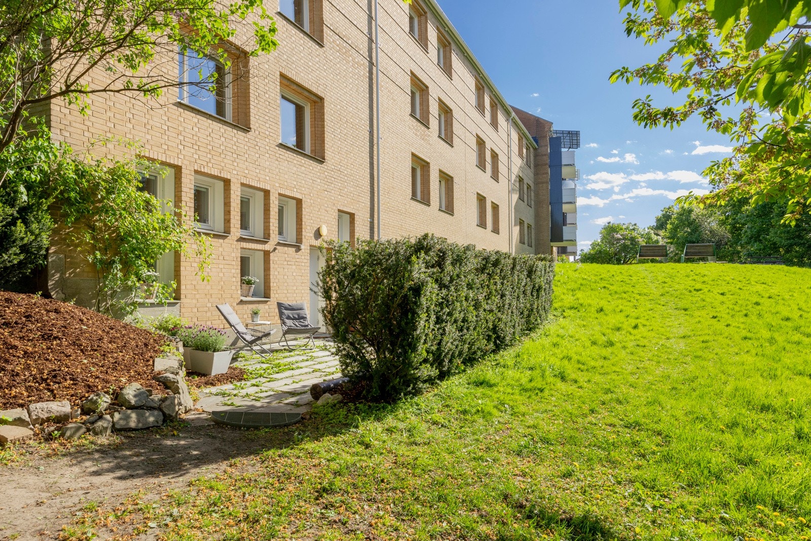 Leiligheten over to plan har både balkong og flotte terrasse. Her kan du nyte lange sommerdager i barnevennlige omgivelser. Galleribilde