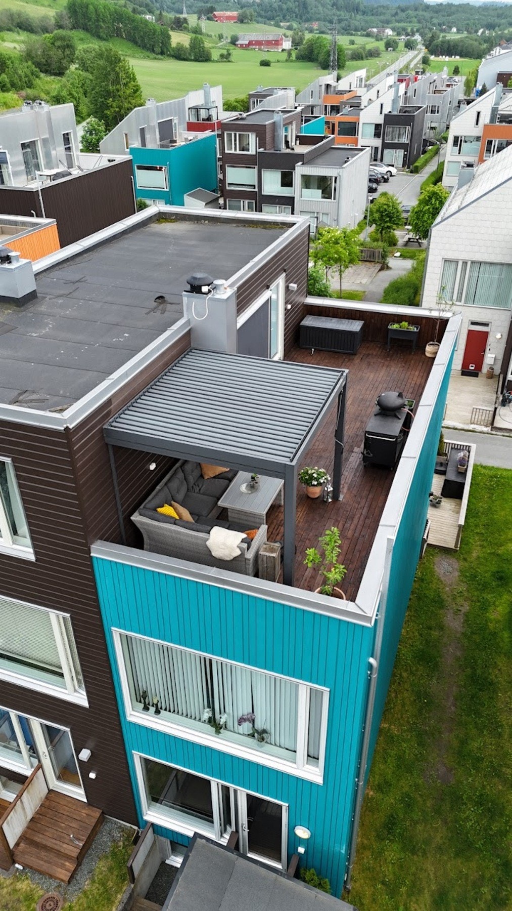 Fantastisk og romslig takterrasse på 38 kvm. Pergolaen gir en ekstra dimensjon til uteplassen. Galleribilde