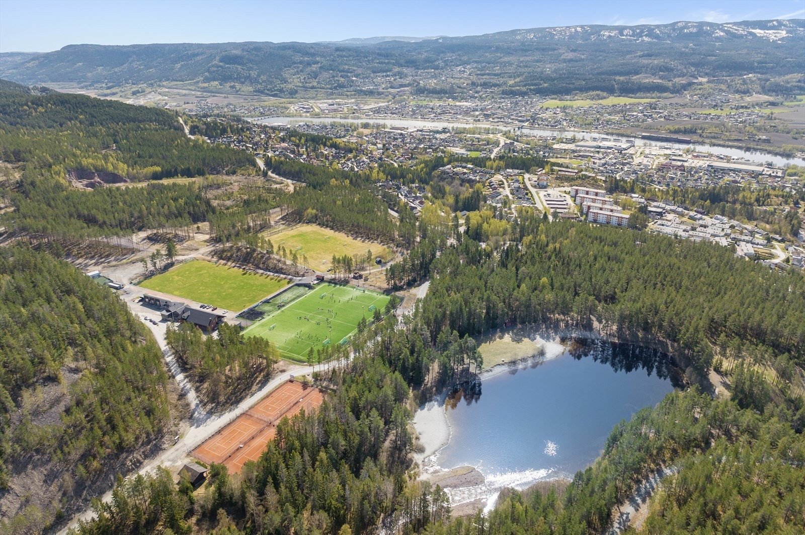 Kort vei til idylliske Årbogen badevann og Årbogen idrettsanlegg Galleribilde