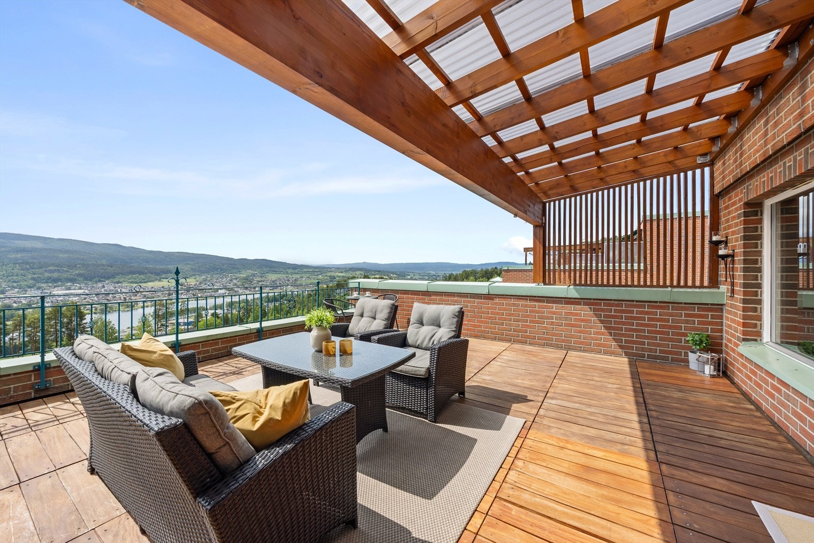 Dette er en lekker og romslig leilighet beliggende på toppen i 4. og 5. etasje med terrasse på hele 41 kvm og fantastisk utsikt Galleribilde