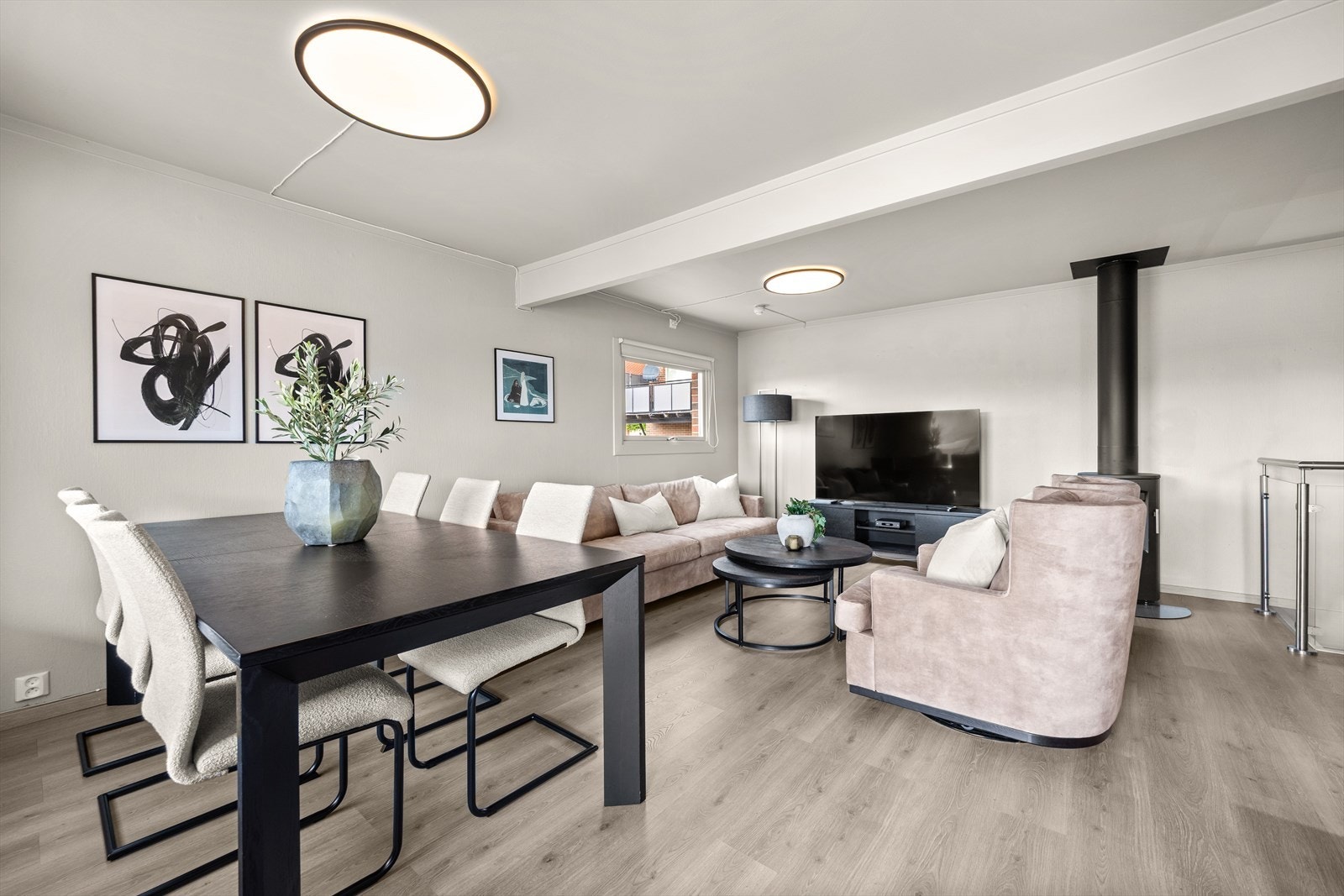 Det er god plass for både spisebord og sofaavdeling i stuen Galleribilde