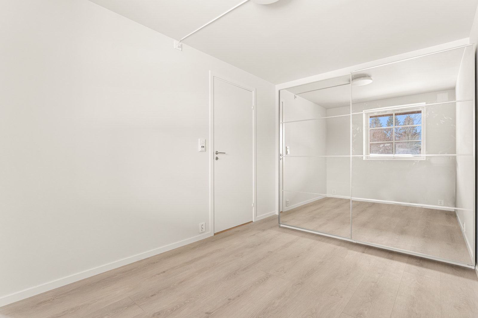 Soverom 1 med garderobeskap Galleribilde