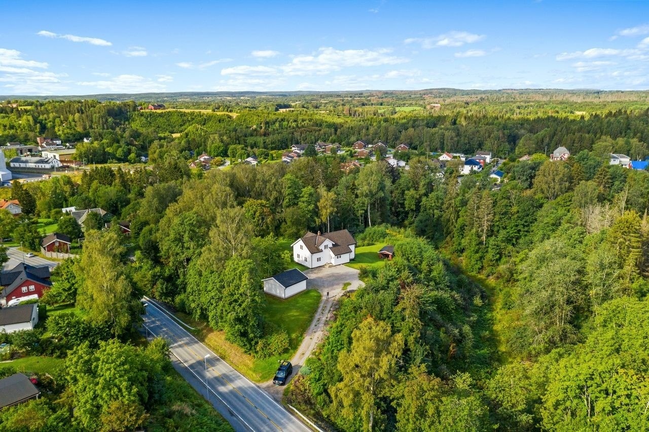 Bilde av hus og tomt fra 2021 før bygging av leilighet Galleribilde