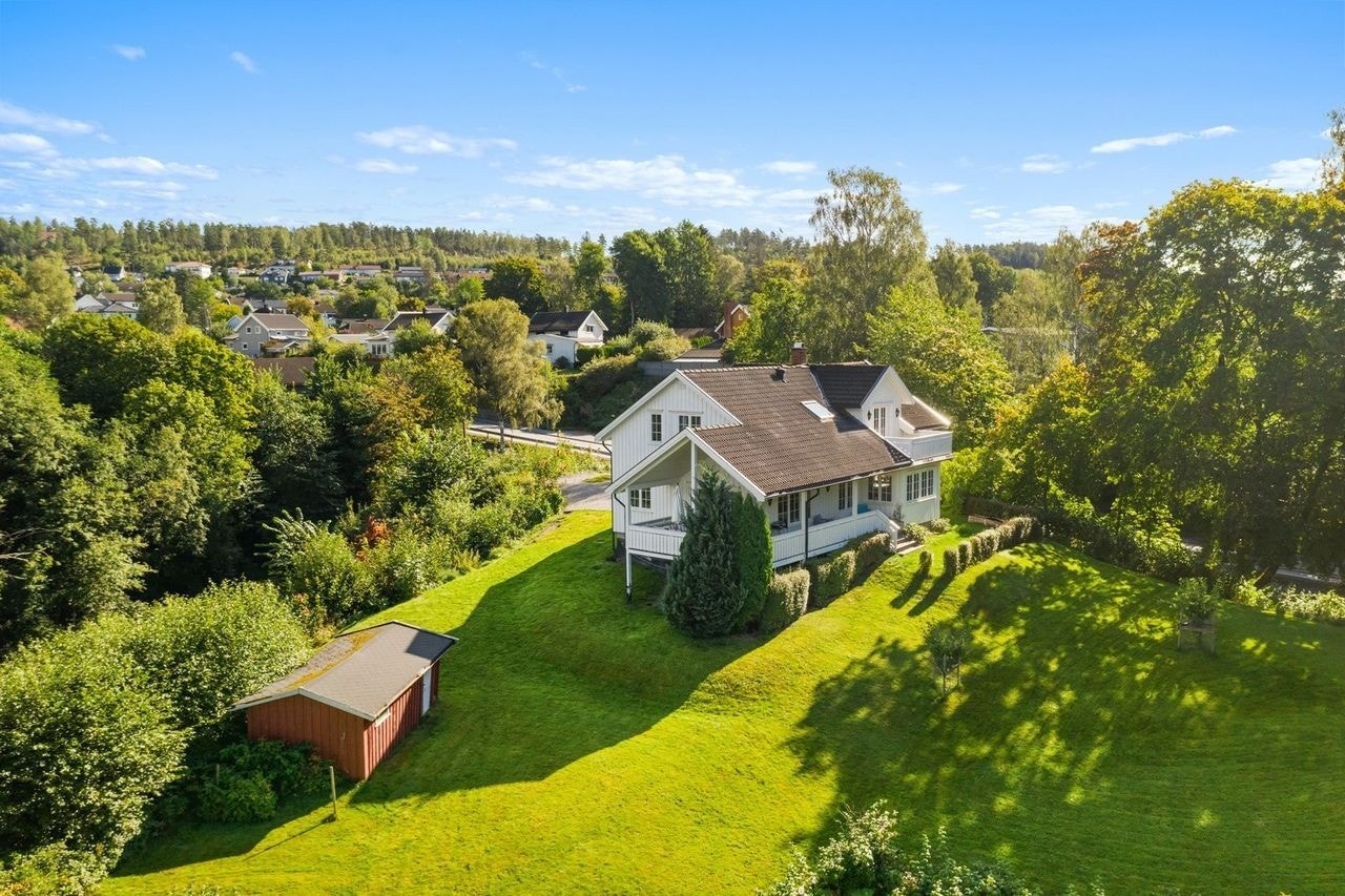 Bilde av hus og tomt fra 2021 før bygging av leilighet Galleribilde