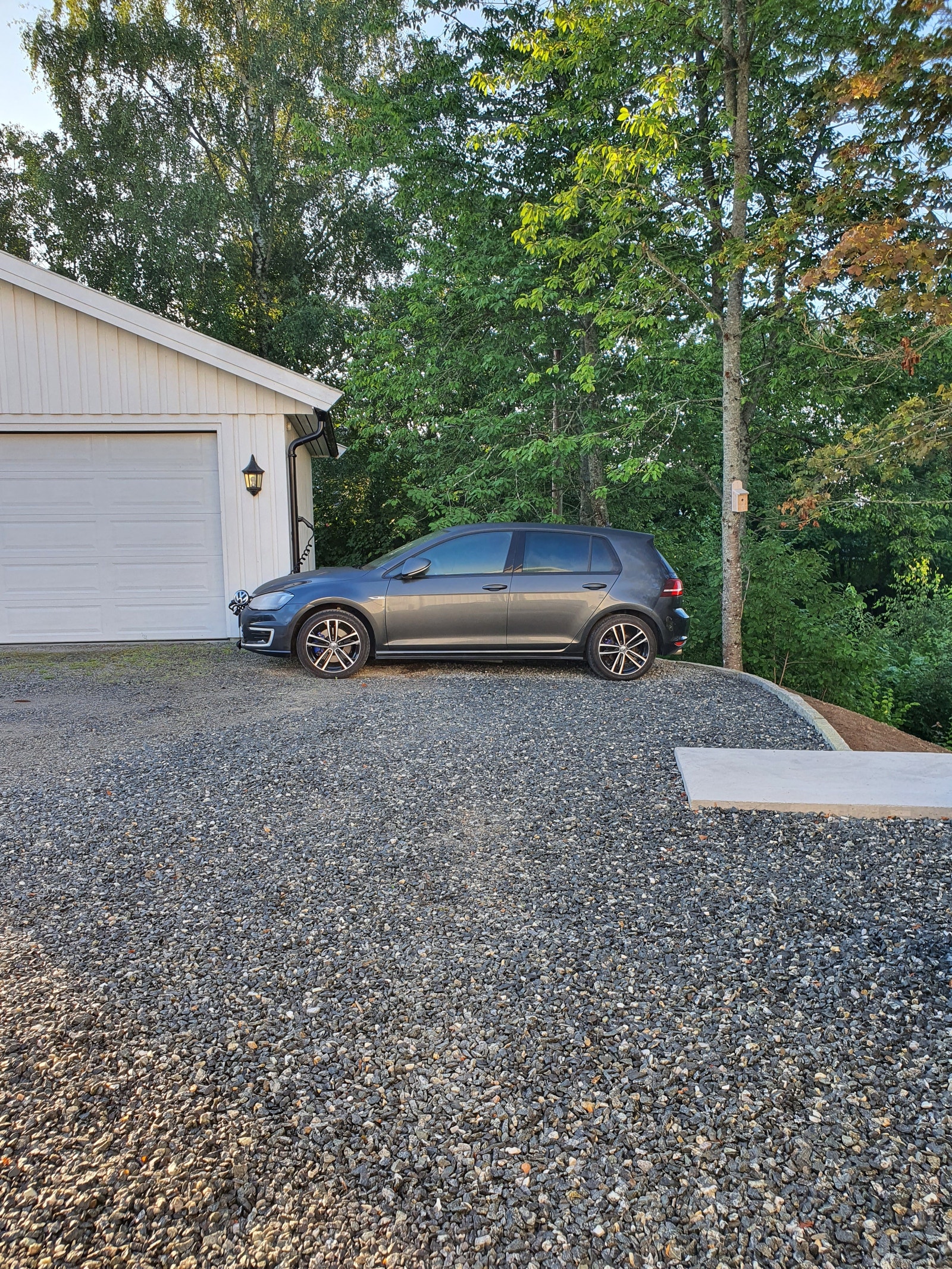 Egen parkering med smart elbillader Galleribilde