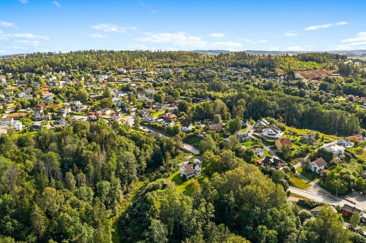 Bilde av hus og tomt fra 2021 før bygging av leilighet Galleribilde