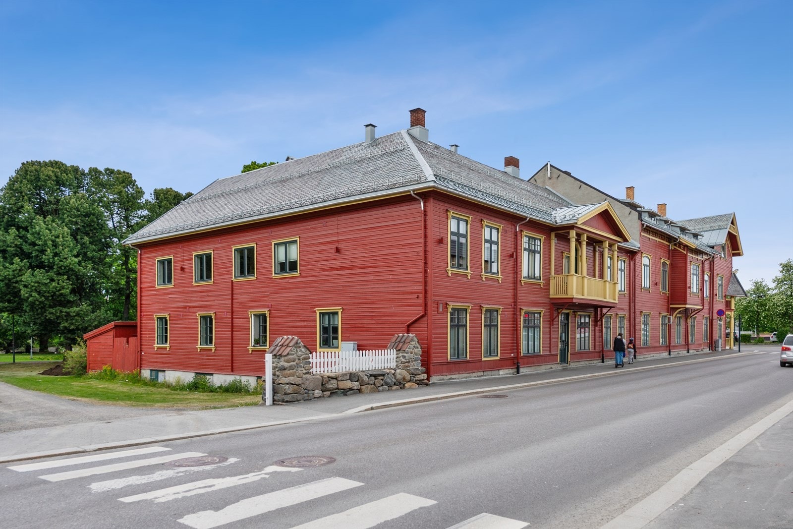 Strandgata 20D ligger i andre etasje i erverdige Sandsgården. Galleribilde